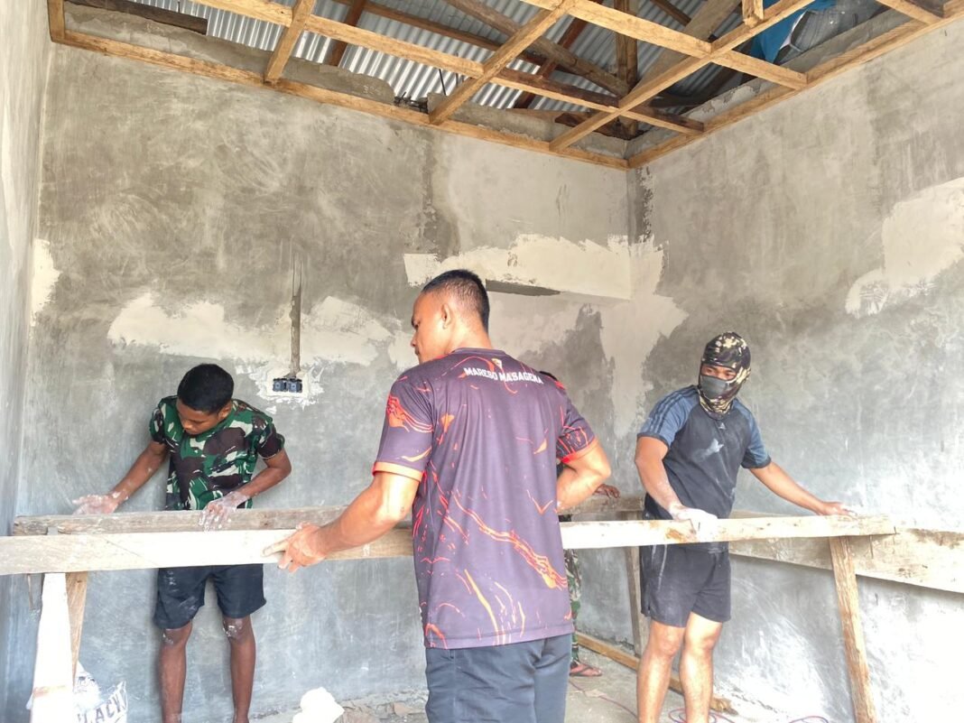 Pembangunan Rumah Tidak Layak Huni di Dusun Ogomolobu oleh Satgas TMMD ke-127