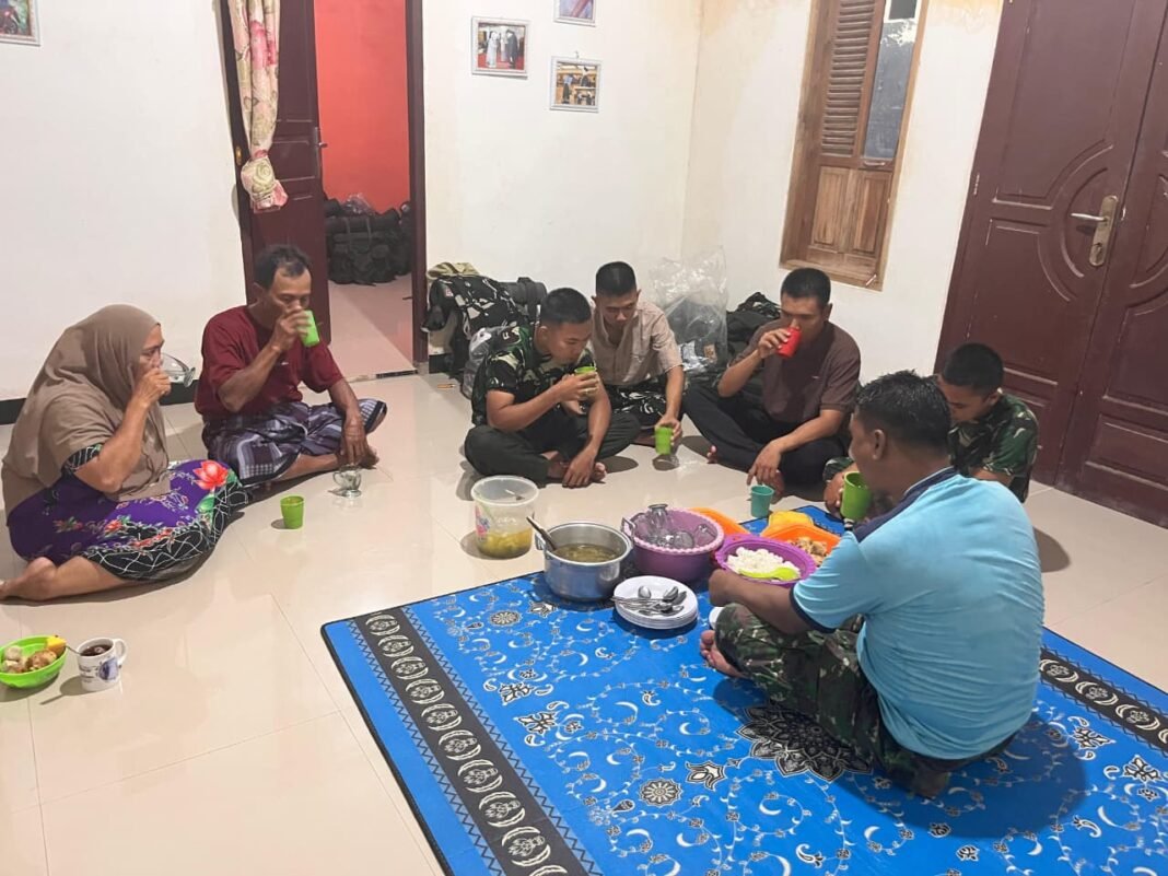 Kedekatan Anggota Satgas TMMD 127 Diperkuat Melalui Buka Puasa Bersama di Rumah Bapak Siikun