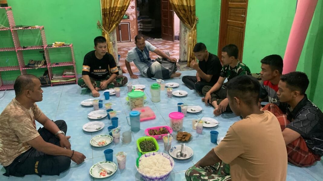Buka Puasa Bersama Satgas TMMD 127 di Kediaman Bapak Siikun