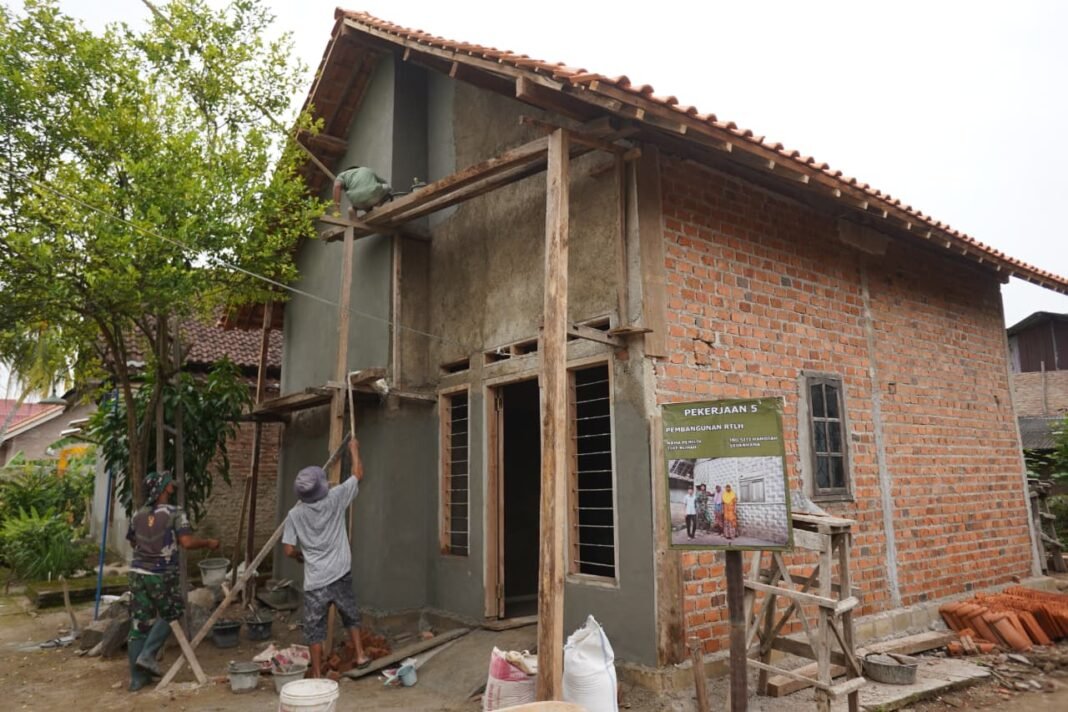 Penyempurnaan Akhir! Pengacian Dinding Luar Rumah Ibu Siti Hamdiah Dimulai