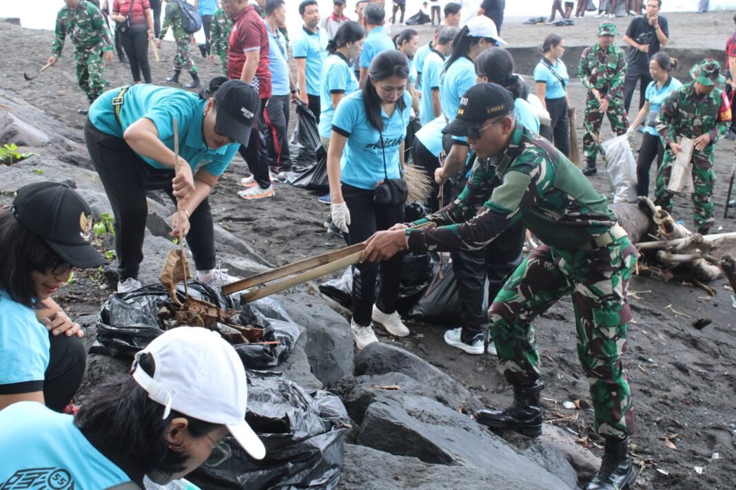 Sinergi TNI dalam Aksi Kemanusiaan: Serka Wayan Rata Temani Donor Darah di Desa Bakas