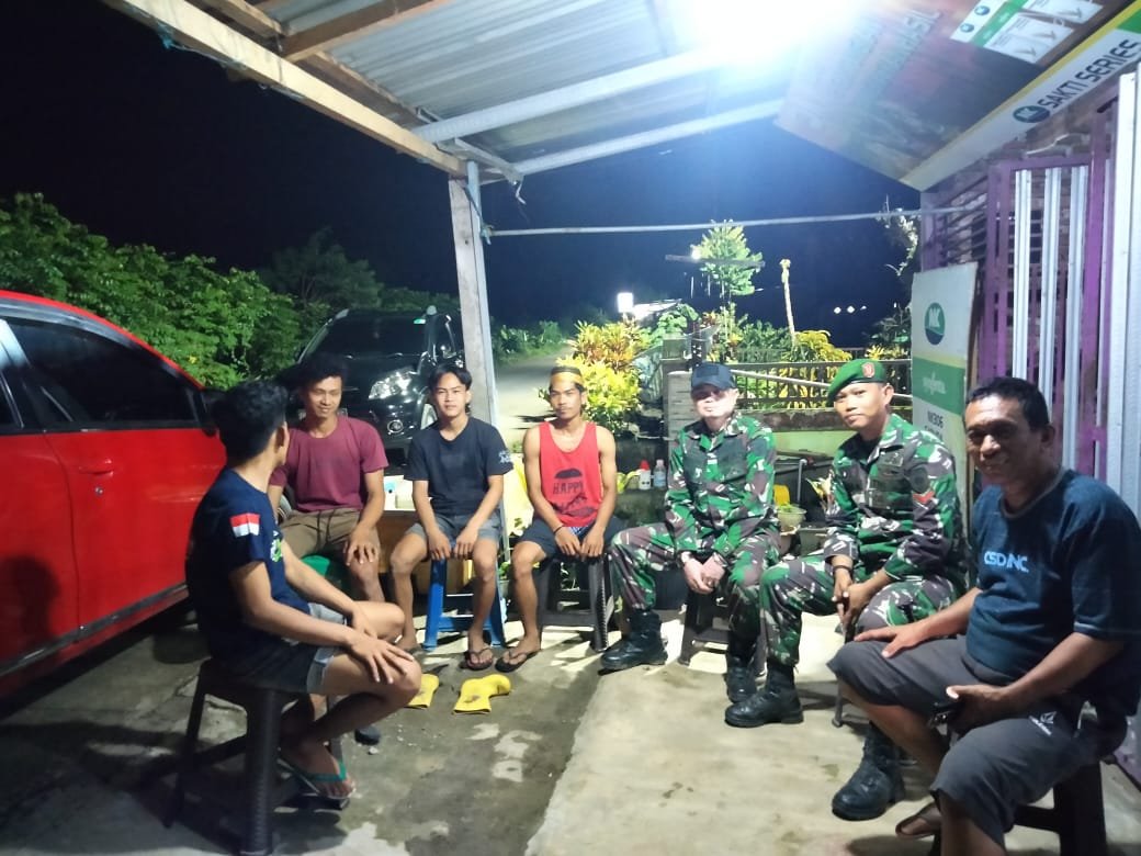 Babinsa Kelurahan Batu Gelar Patroli Siskamling untuk Jaga Keamanan Malam Hari
