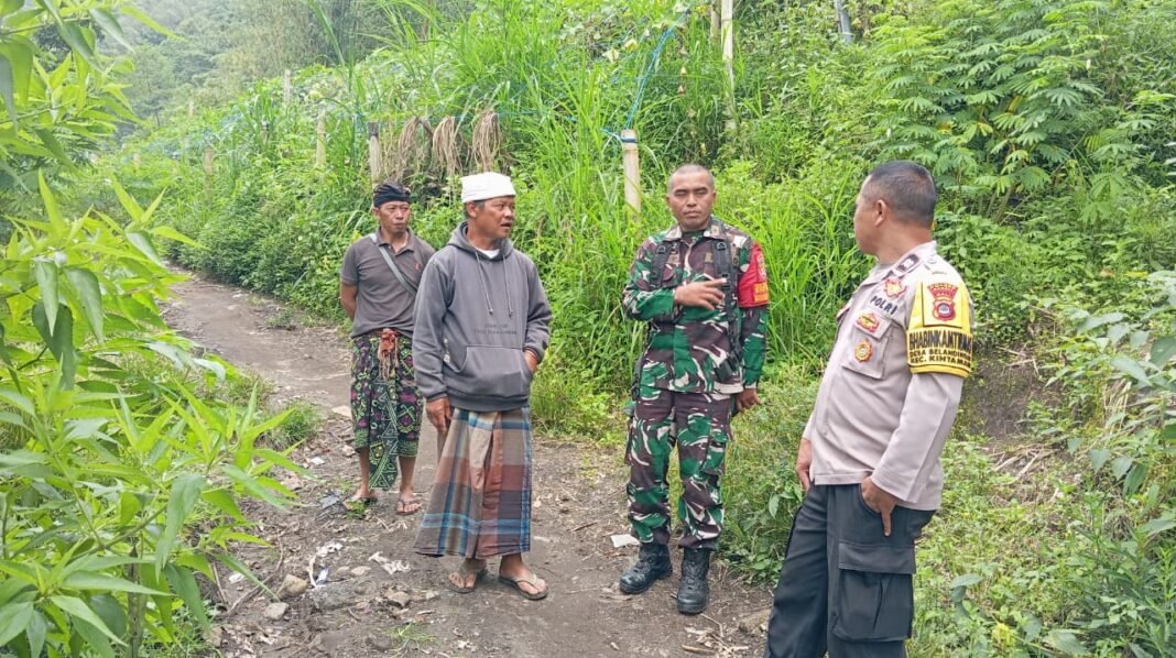 Kuatan Sinergi TNI-Polri, Babinsa dan Bhabinkamtibmas Desa Belandingan Siap Hadapi Cuaca Ekstrem