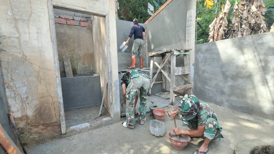 Prajurit TNI Kembangkan Sanitasi Layak Melalui Pembangunan MCK di Sambuli