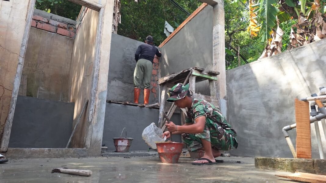Prajurit TMMD 127 Perbaiki Sanitasi di Sambuli untuk Kehidupan yang Lebih Sehat