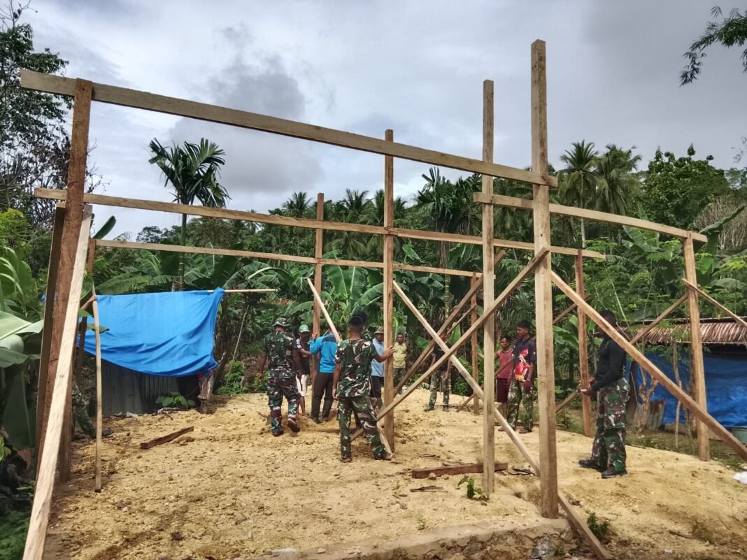 Sinergi TNI dan Masyarakat di Sambuli Percepat Pembangunan Rumah Layak Huni