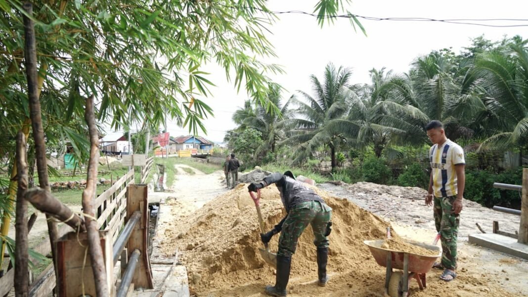 Gotong Royong Satgas TMMD 127 dan Warga Sambuli Percepat Penimbunan Jalan Penghubung Jembatan