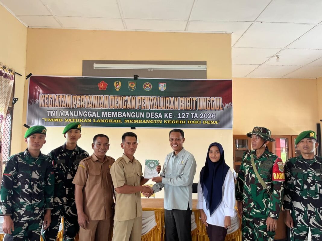 Satgas TMMD Ke-127 Serahkan Al-Qur’an kepada Warga Desa Wonosari