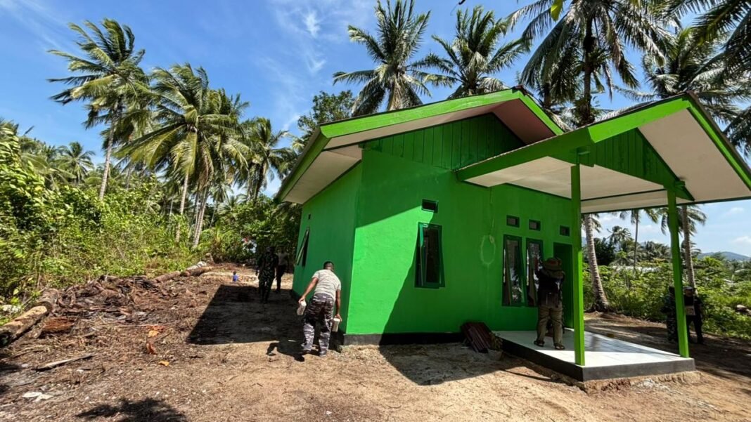 Pemasangan Kaca Jendela Rumah Penerima Manfaat TMMD ke-127 Capai 90 Persen