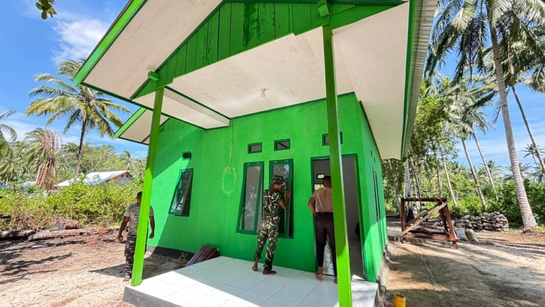 Sinergi TNI-Polri dalam TMMD, Pemasangan Kaca Jendela di Kampung Sisir Mencapai 90 Persen