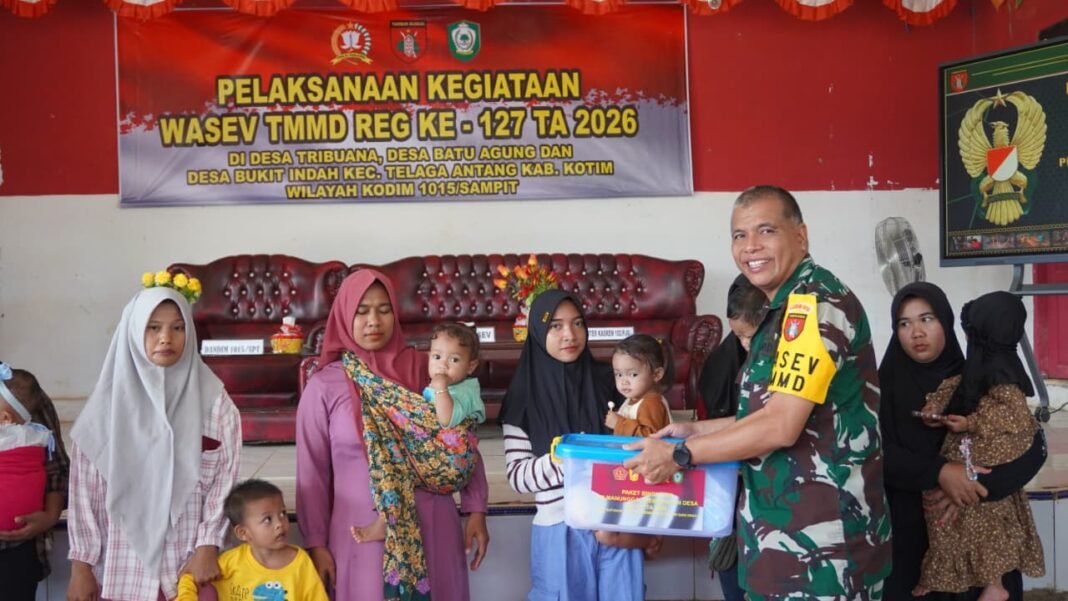 Tim Pengawasan TMMD ke-127 Tinjau Penyaluran Sembako untuk Anak Stunting di Kotawaringin Timur