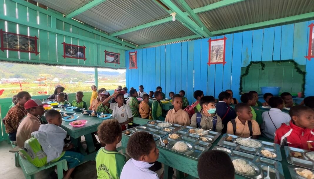 Satgas Swasembada Yonif 751/VJS Gelar Makan Bersama Anak Sekolah di Bulan Ramadhan