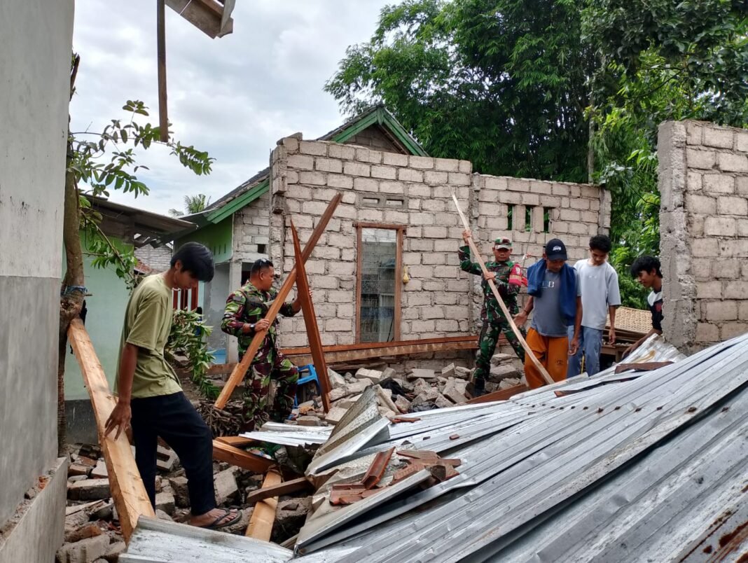 Hujan Angin Melanda Batukliang, Puluhan Rumah Terkena Dampak dengan Respon Cepat dari Babinsa