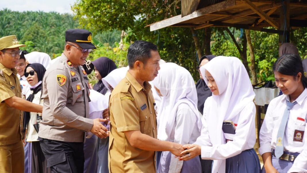 Antusiasme Siswa Sambut Tim Wasev Mabesad di Desa Tri Buana
