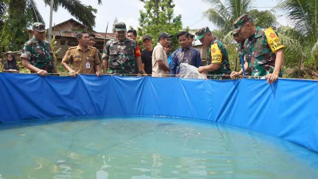 Masyarakat Desa Tri Buana Puji Program Budidaya Ikan dari TMMD 127