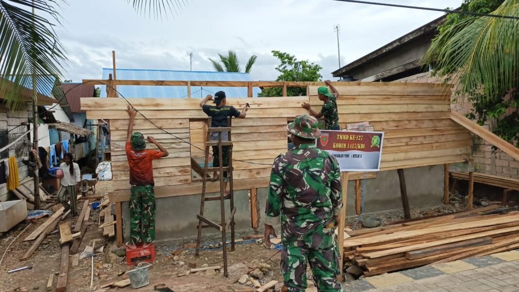 Kolaborasi TNI dan Masyarakat Petoaha Percepat Pembangunan RTLH Unit 3