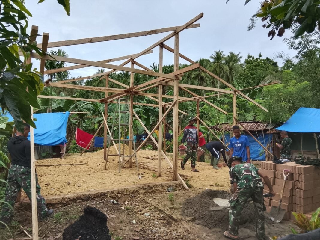 Sinergi TNI dan Masyarakat dalam Pembangunan Rumah RTLH di Kendari