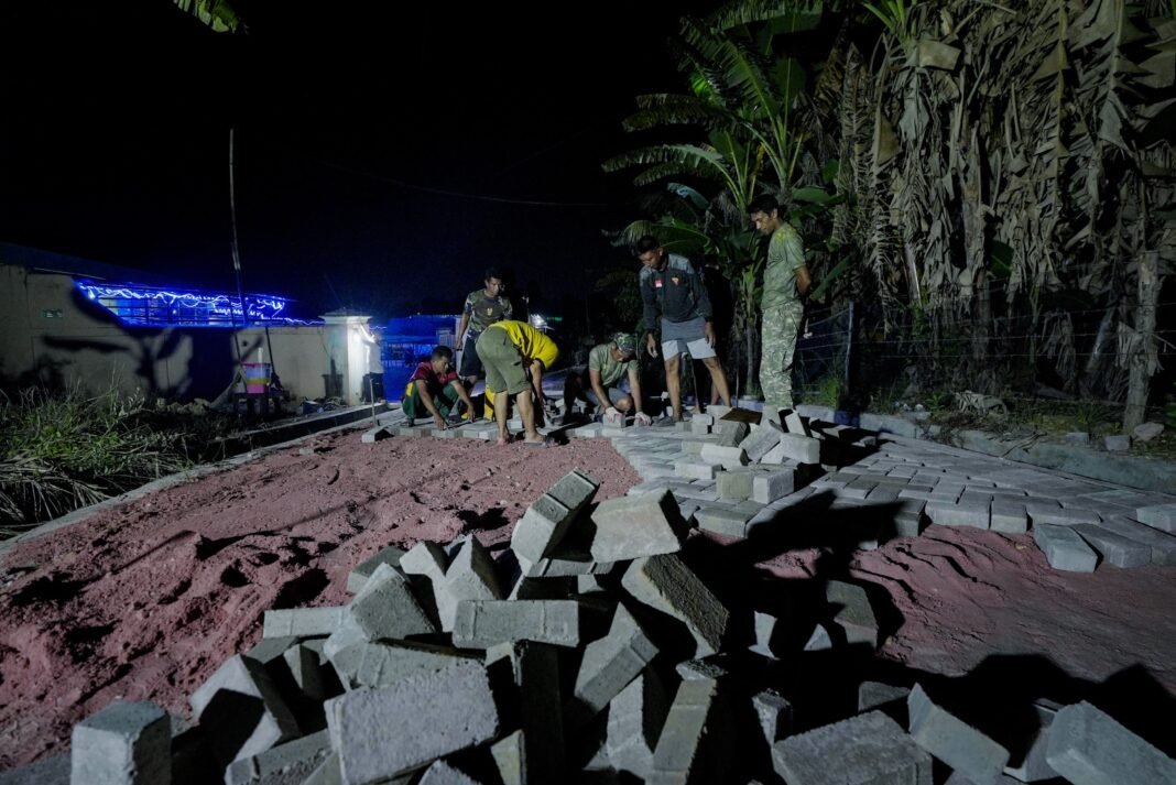 Satgas TMMD 127 Teruskan Pemasangan Paving Blok di Kendari hingga Malam