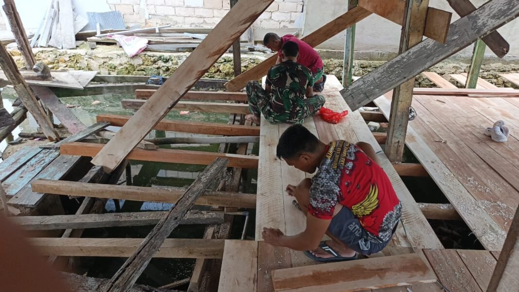 Satgas TMMD 127 Pasang Lantai Rumah Ibu Suriana di Petoaha