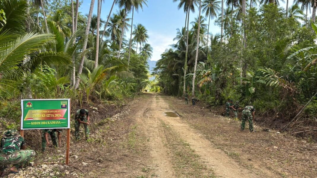 Pemukaan Jalan Kampung Marsi Hampir Rampung, Satgas TMMD 127 Kodim 1804/Kaimana Capai Progres 99 Persen