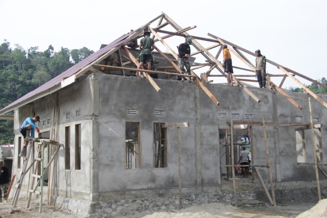 Satgas TMMD Kodim 1305/BT Percepat Pemasangan Atap Masjid di Dusun Ogomolobu