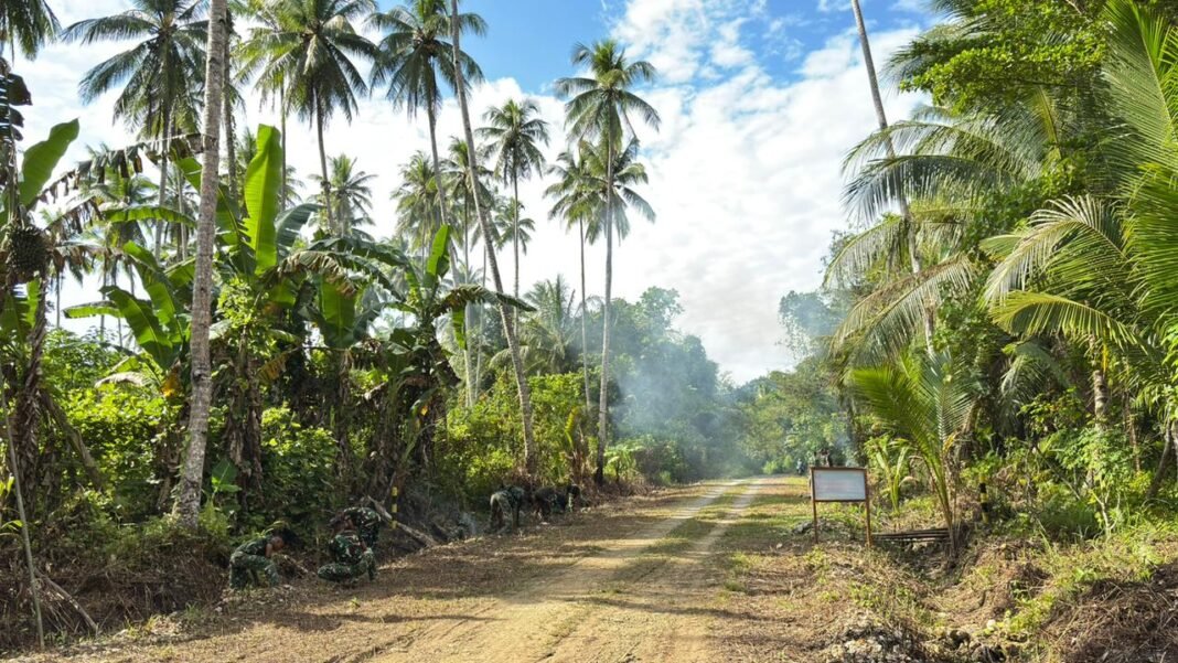 Sinergi TNI dan Masyarakat Dalam Pembukaan Jalan TMMD 127 di Kampung Marsi