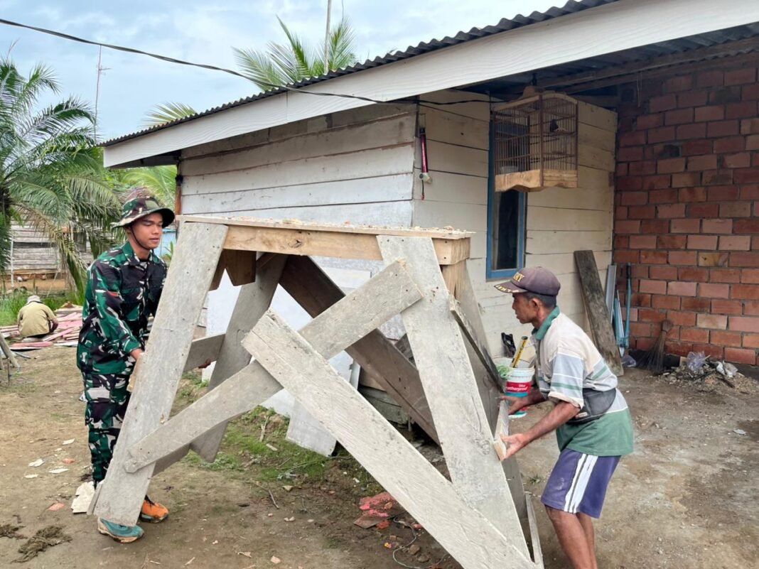 Sinergi TNI dan Masyarakat: Proses Plester Dinding Rumah Bapak Paiman Berjalan Lancar