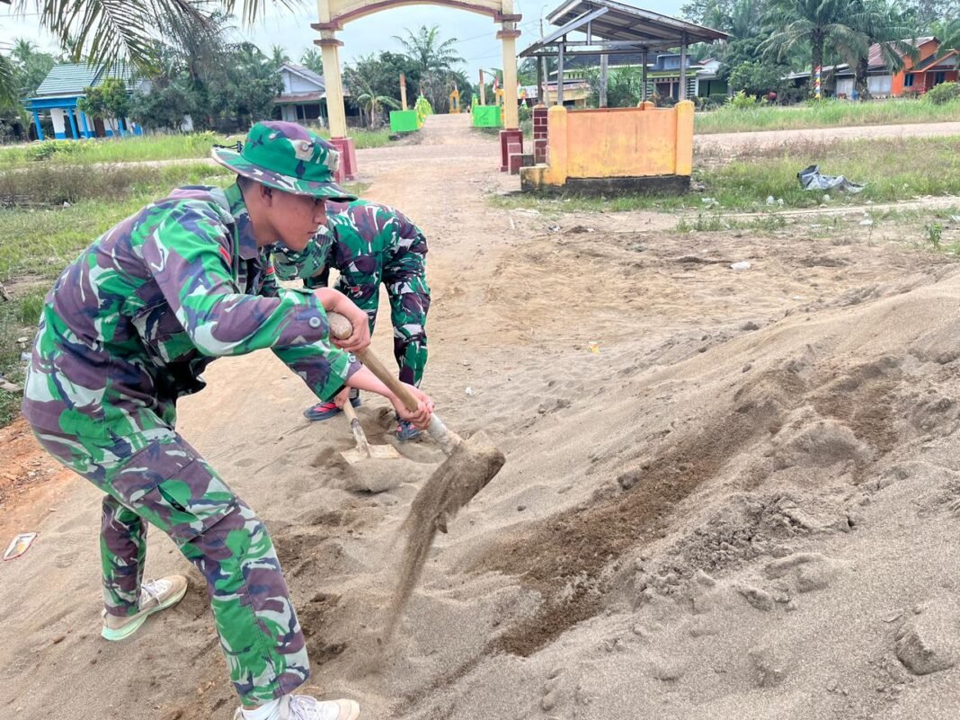 Kolaborasi TNI dan Warga dalam Penimbunan Tanah Merah Masjid Jami Darusalam