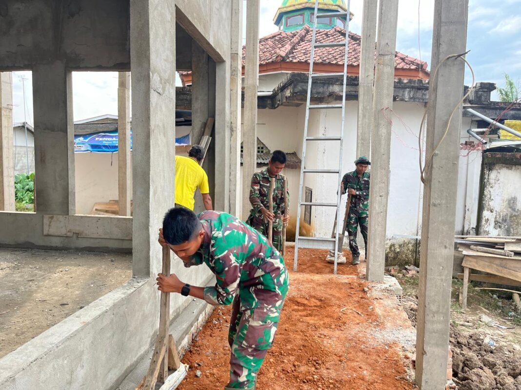 Satgas TMMD 127 Bersinergi dengan Masyarakat dalam Pembangunan Masjid Jami Darusalam