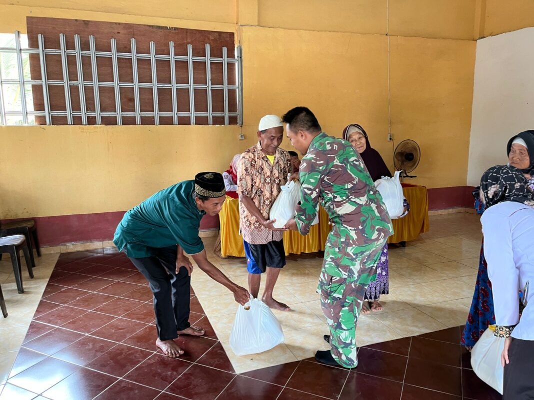 Satgas TMMD 127 Bersama Pemdes Wonosari Salurkan Sembako untuk Lansia