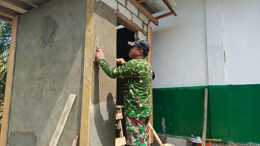 Kerja Sama Satgas TMMD 127 Kodim Sampit dan Warga Ciptakan MCK Tahan Lama