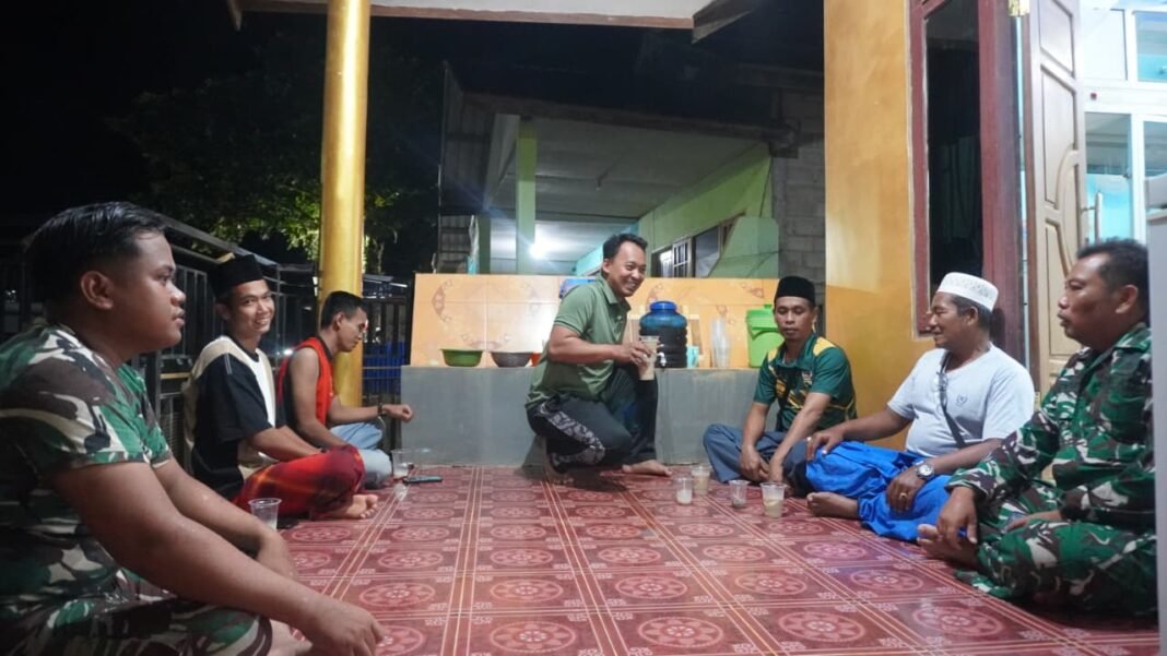 Kehangatan Malam Ramadhan: Satgas TMMD 127 Laksanakan Komsos dengan Warga