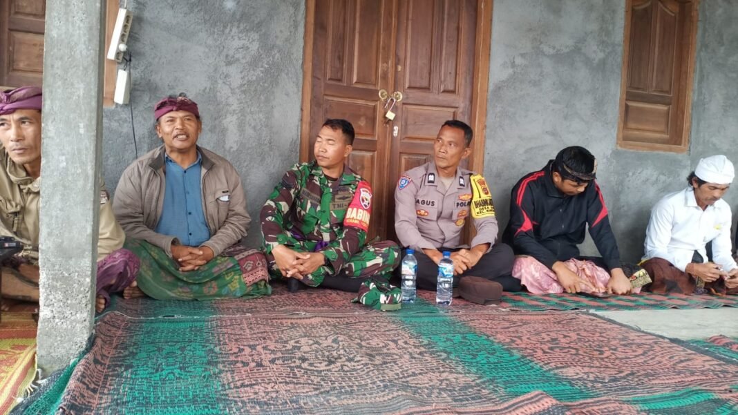 Babinsa dan Bhabinkamtibmas Dukung Rapat Paruman Desa Adat Batih untuk Transparansi Pengelolaan Dana