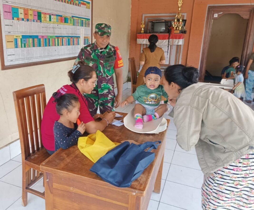 Babinsa Desa Bangbang Dukung Pelayanan Posyandu Balita untuk Kesehatan Masyarakat