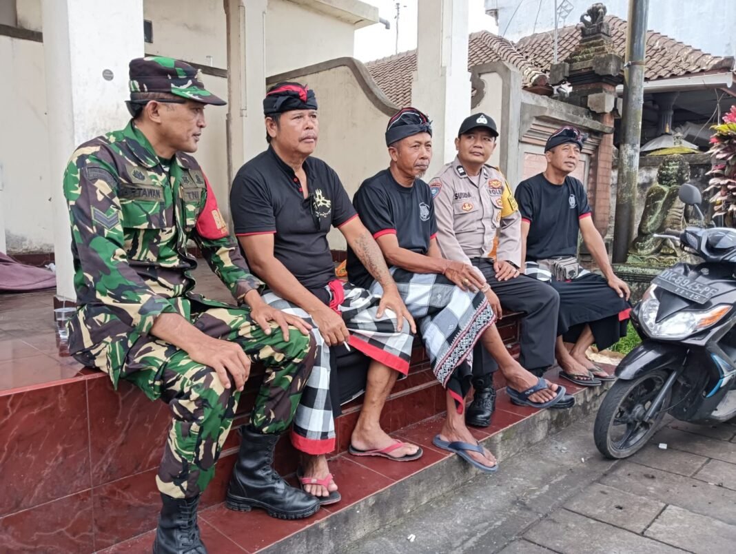 Babinsa Jaga Keamanan Prosesi Nyiramin di Cempaga
