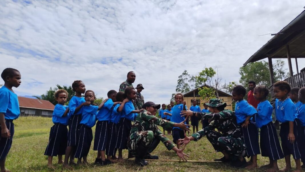 KEPEDULIAN TNI: Pos Tarup Yonif 751/VJS Bagikan Perlengkapan Sekolah di TK Firman