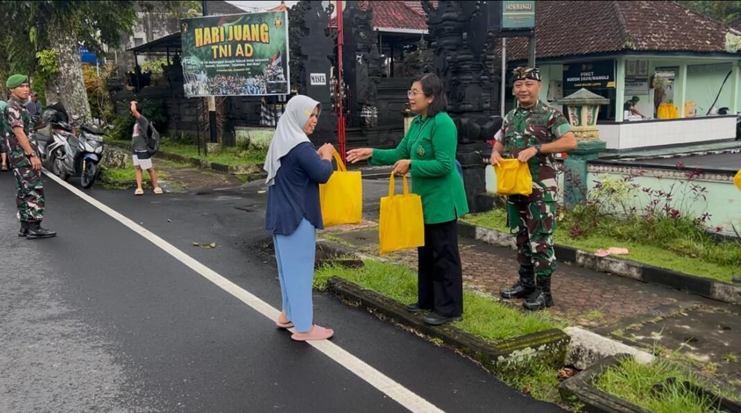 Kodim 1626/Bangli dan Persit Kartika Chandra Kirana Berikan Takjil kepada Masyarakat di Bulan Ramadhan