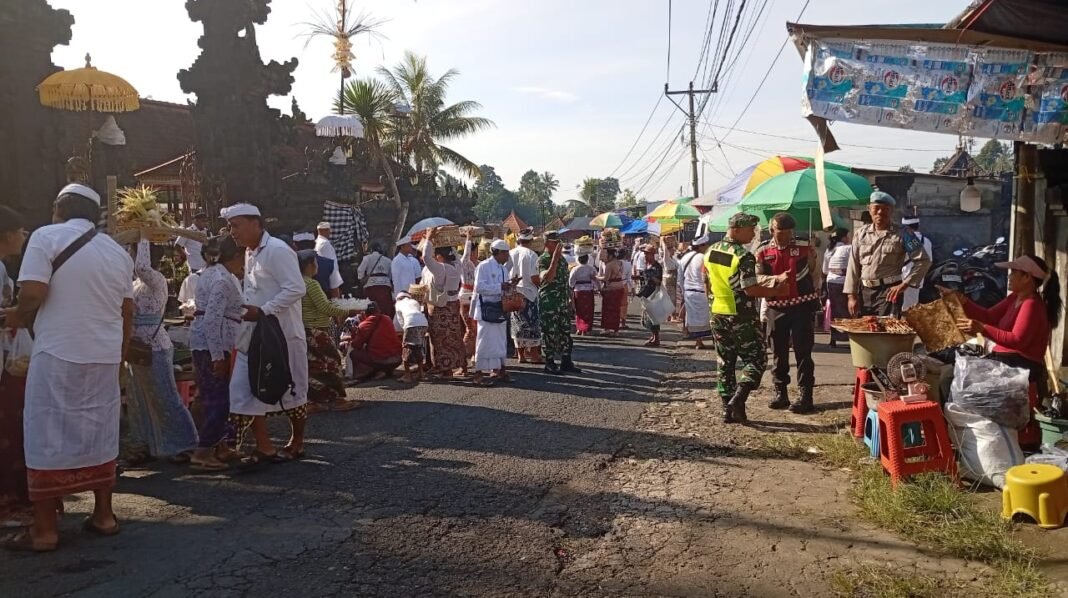 Koramil Tembuku Amankan Upacara Dewa Yadnya di Pura Dalem Taruk