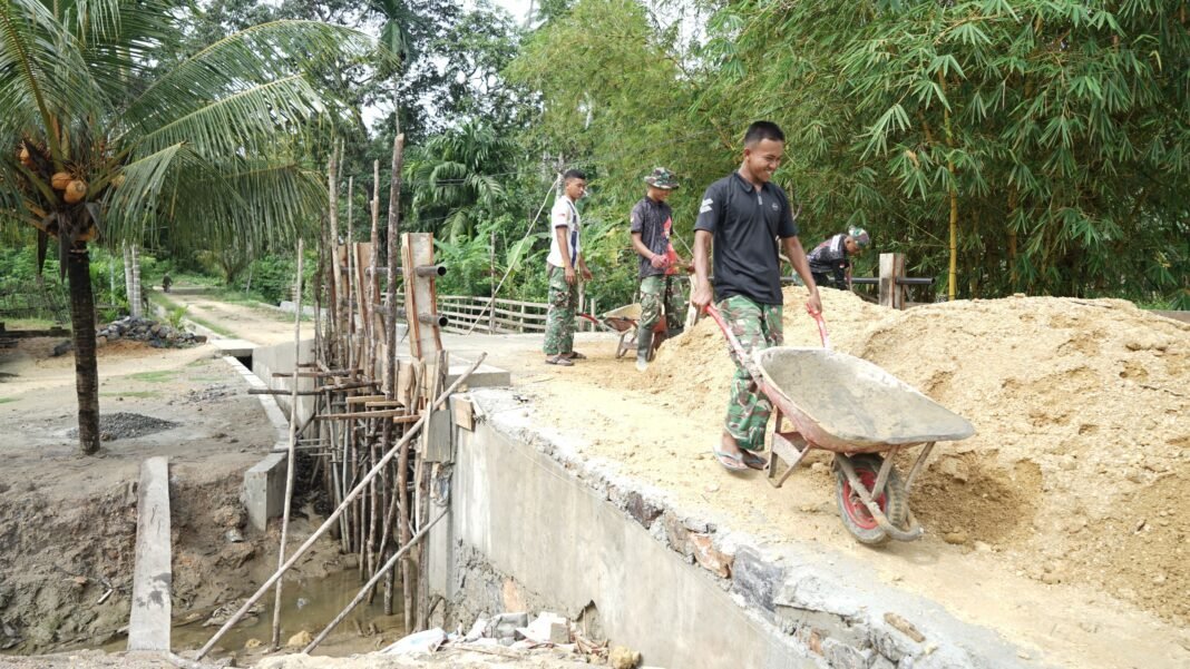 Satgas TMMD 127 Hadapi Medan Sulit di Kendari untuk Distribusi Material
