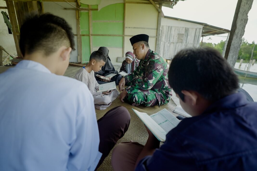 Sertu La Ode Suka Ajaran Mengaji untuk Anak Pesisir di TMMD 127