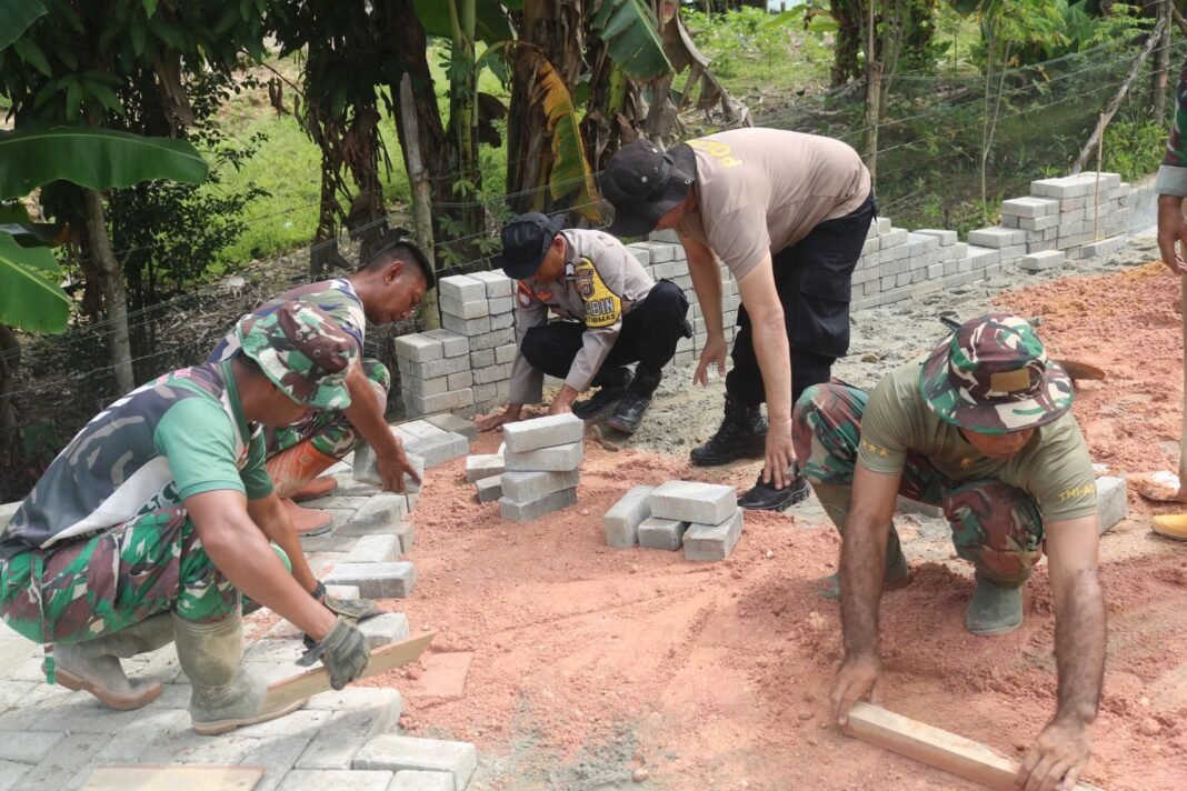 Kolaborasi TNI-Polri Dalam Pembangunan Jalan Paving Blok di Anggoeya