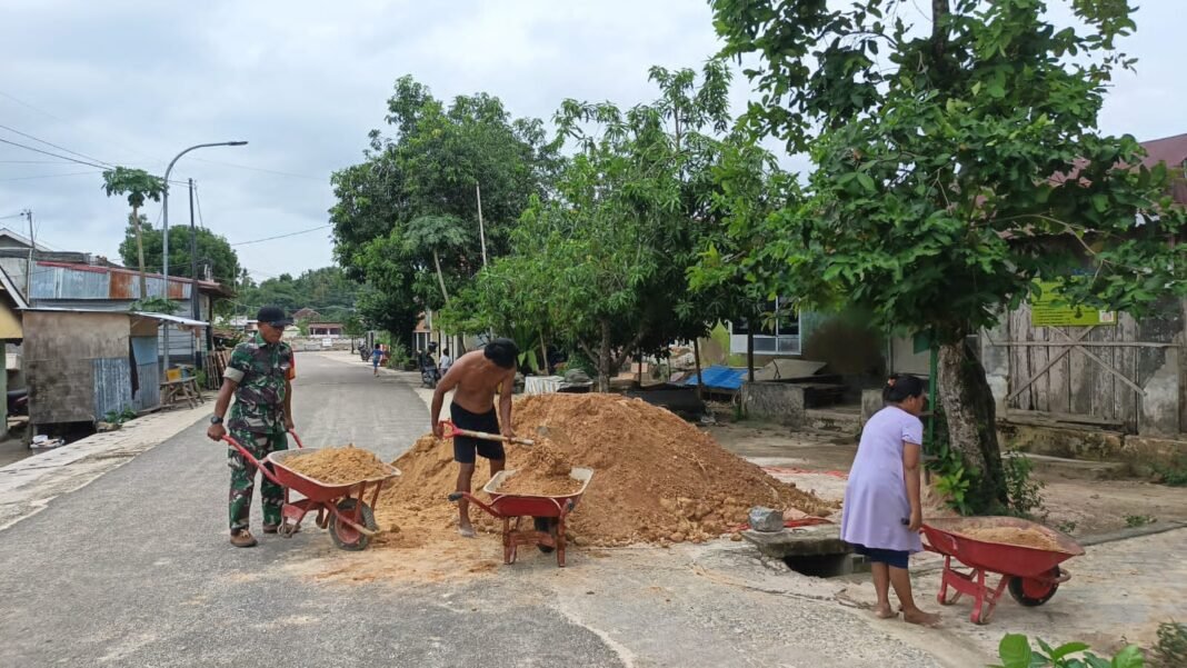 Keterlibatan Pasangan Suami Istri di Kendari dalam TMMD 127 Bantu Rehabilitasi RTLH