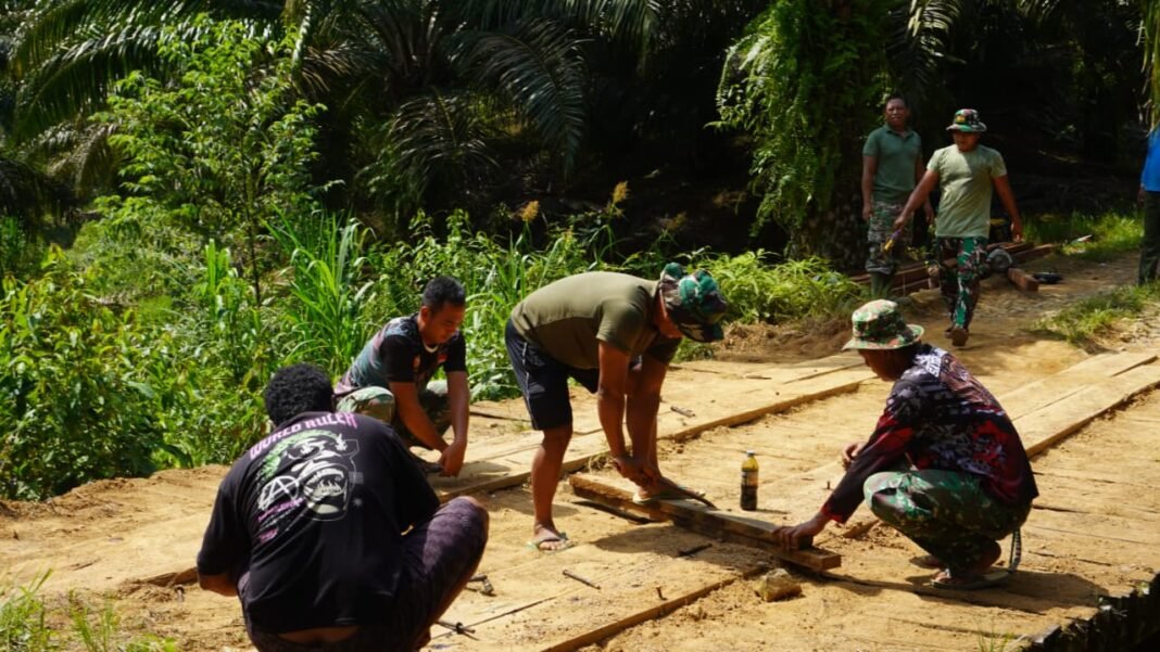 Satgas TMMD 127 Kodim 1015/Sampit Mulai Pembongkaran Jembatan Akses Perkebunan di Desa Tri Buana