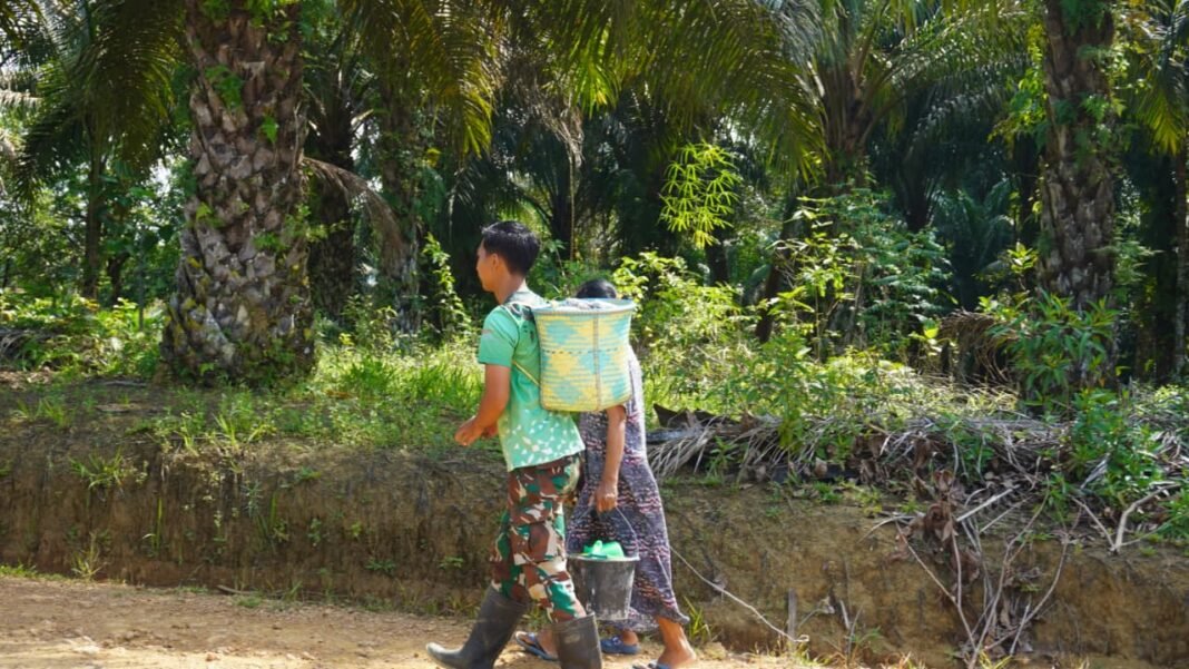 Kepedulian Satgas TMMD 127 Kodim 1015/Sampit Terhadap Warga Terlihat Nyata
