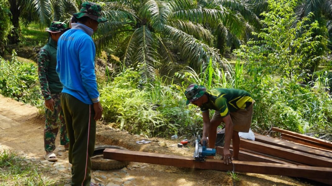 Warga Desa Tri Buana Bersinergi dalam Pembangunan Jembatan TMMD Reguler ke-127