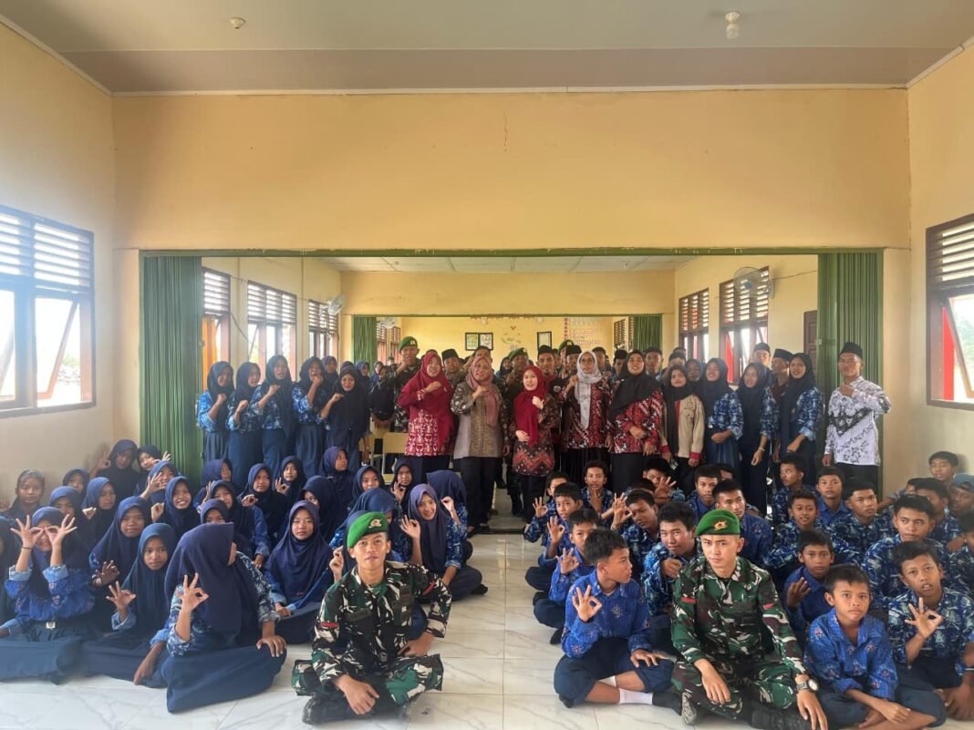 Penyuluhan Bahaya Narkoba oleh Ketua Persit KCK di SMPN 3 Pulau Rimau