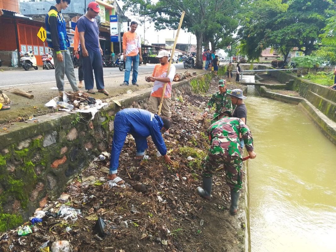 Babinsa Koramil 1420-07/Baranti Bersama Warga Gelar Karya Bakti di Pasar Sentral Baranti