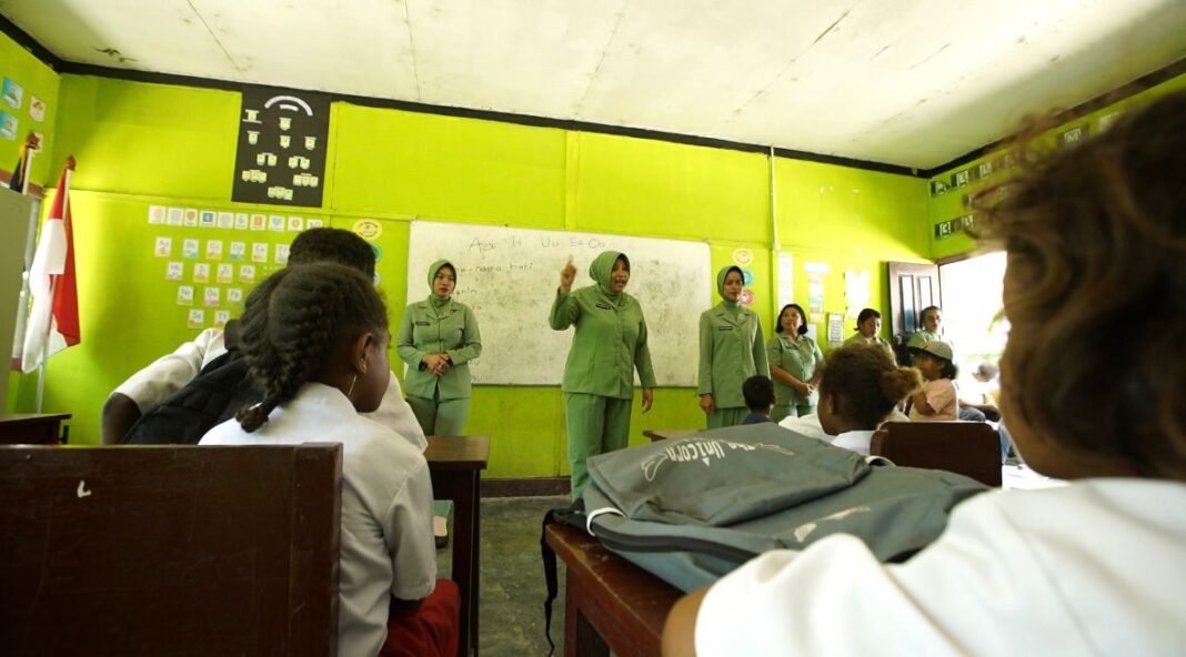 Persit KCK Kodim 1804 Kaimana Edukasi Siswa SD Kampung Sisir tentang Hidup Sehat