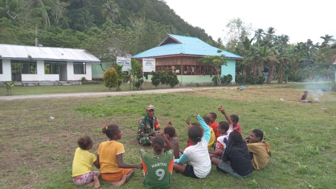 Personel Satgas TMMD 127 Kodim 1804/Kaimana Ajak Anak-Anak Kampung Marsi Cintai Bangsa