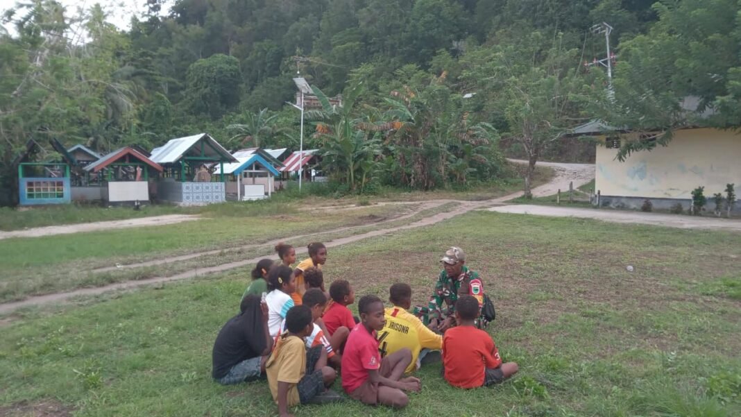 Babinsa dari Kampung Marsi Menjalin Kedekatan dengan Anak-Anak dalam TMMD 127